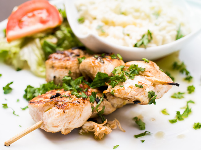 Brochetas de pollo de con queso y crema de guisantes